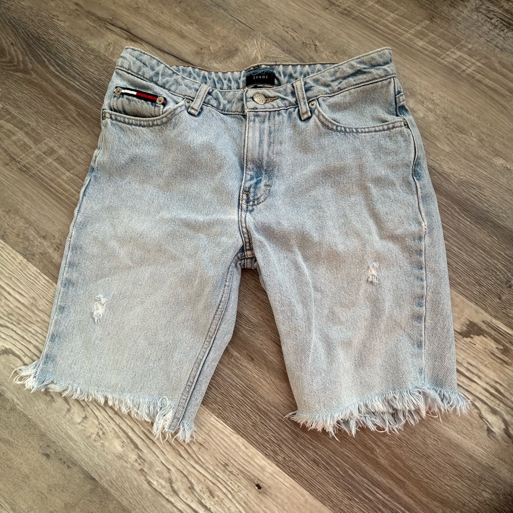 Tommy Hilfiger l Raw Edge Light Blue Distressed Denim Shorts Size 5